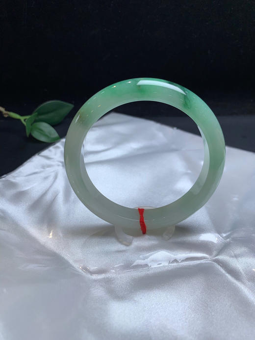 620523，57.5绿底手镯 ，清新细条正圈、 一截带绿底，底妆很细腻，秀气 商品图1