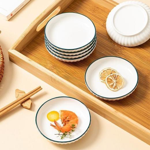 超值秒杀👉9.9💰抢4只【4英寸黑边竖纹陶瓷调味碟】，日式极简风，一秒提升餐桌格调的神器，为家用餐桌增添别样风情 ✅匠心设计， 手工描边黑釉+立体竖纹肌理，光影下质感高级不输千元餐具！ 商品图4