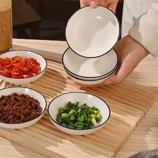 超值秒杀👉9.9💰抢4只【4英寸黑边竖纹陶瓷调味碟】，日式极简风，一秒提升餐桌格调的神器，为家用餐桌增添别样风情 ✅匠心设计， 手工描边黑釉+立体竖纹肌理，光影下质感高级不输千元餐具！ 商品图5