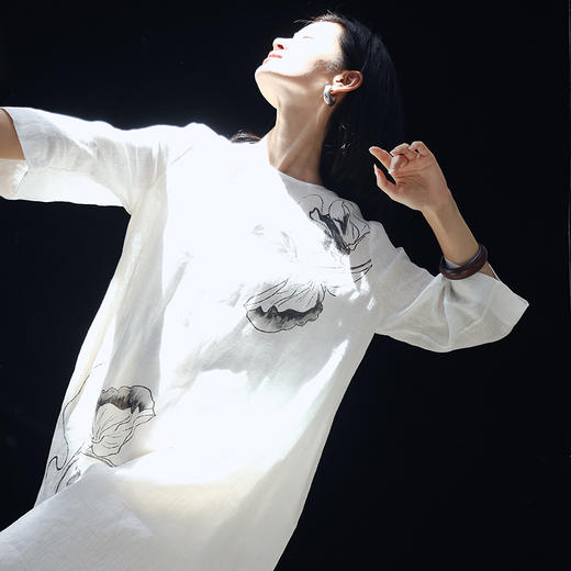 绽放527朵/【黑白灰系列】双支高密亚麻水墨感豌豆花长袖连衣裙女 商品图1