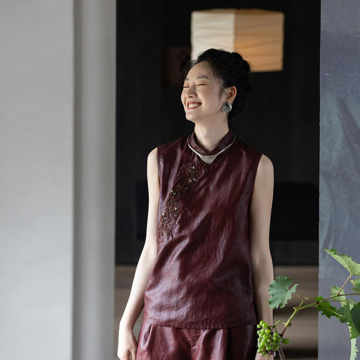 牧衣游原创 重磅28姆米龟裂纹香云纱立体手工刺绣马夹新中式 疏窗 商品图0