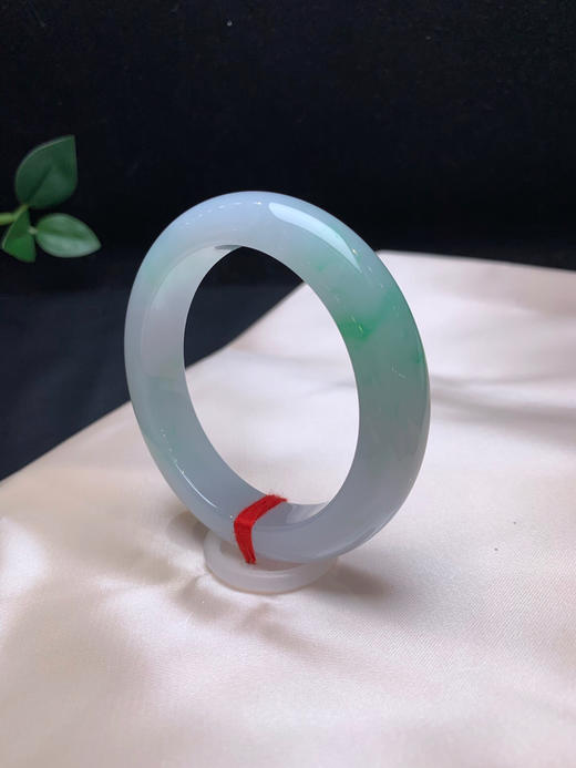 620540，52.8冰底飘绿手镯，很清新秀气，底妆干净清爽 商品图2