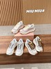 缪缪 在引领纤细的「薄底鞋」美学多年后，Miu Miu 悄然转向，上架了一款名为 Technical fabric sneakers 的厚底运动鞋（HC） 商品缩略图0