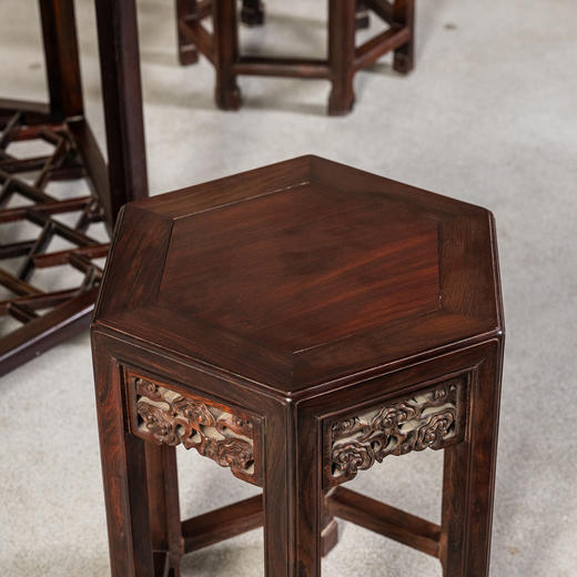 二十世纪	红木透雕灵芝纹六角桌成套（一桌四凳） 商品图4
