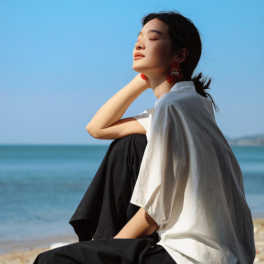 绽放旅行女装436朵/【黑白灰系列·帅女孩】汉麻棉廓形中袖衬衫女 商品图1