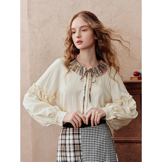 两三事 栗子蛋糕 2025秋季新款文艺风印花压褶领绑带灯笼袖衬衫女 商品图2