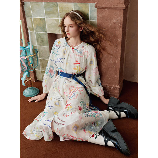 两三事 硬糖次元 2025秋季新款法式涂鸦印花系带泡泡袖连衣裙 商品图2