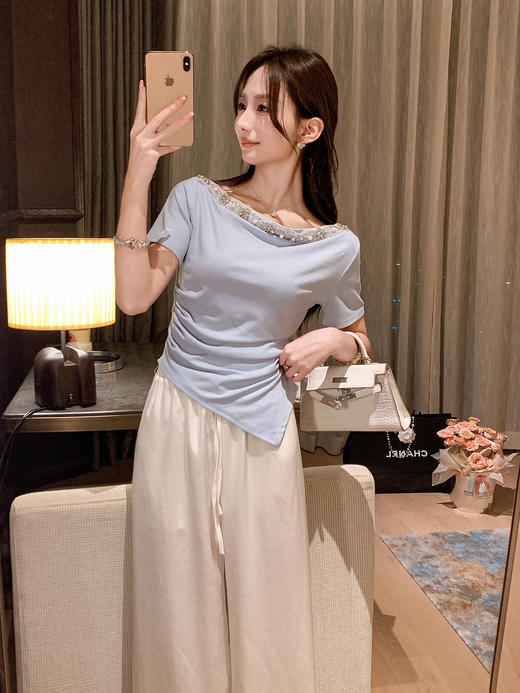 张心子【心动记号】露肩镶钻气质显瘦不规则上衣 U2507038 商品图4