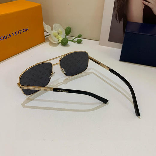 夏季特惠💰220 LV 路易威登 时尚潮流男蛤蟆框太阳镜  网红同款墨镜 ！出游必备遮阳镜 ps：图上镜面有贴保护膜 可撕掉 商品图6