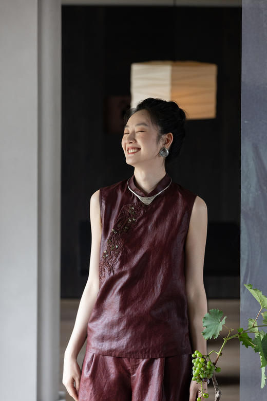 牧衣游原创 重磅28姆米龟裂纹香云纱立体手工刺绣马夹新中式 疏窗 商品图5