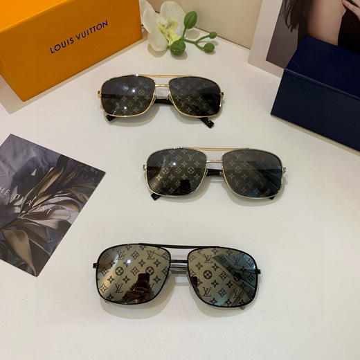 夏季特惠💰220 LV 路易威登 时尚潮流男蛤蟆框太阳镜  网红同款墨镜 ！出游必备遮阳镜 ps：图上镜面有贴保护膜 可撕掉 商品图8