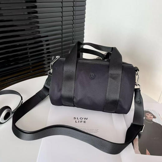 原单正品露露健身休闲桶包
三个色，尺寸25*16*16

原价800➕ 商品图4