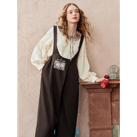 两三事 琥珀旧梦 2025秋季新款复古印花贴布绣阔腿背带连体裤女 商品图1