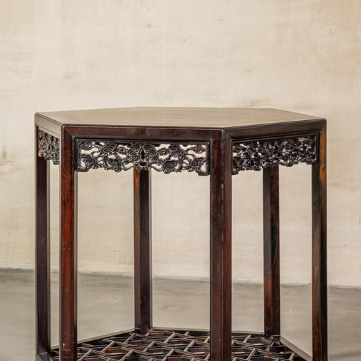 二十世纪	红木透雕灵芝纹六角桌成套（一桌四凳） 商品图2