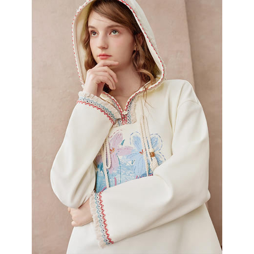 两三事风吟花曳2025秋季新款休闲流苏下摆印花刺绣连帽卫衣女宽松 商品图1