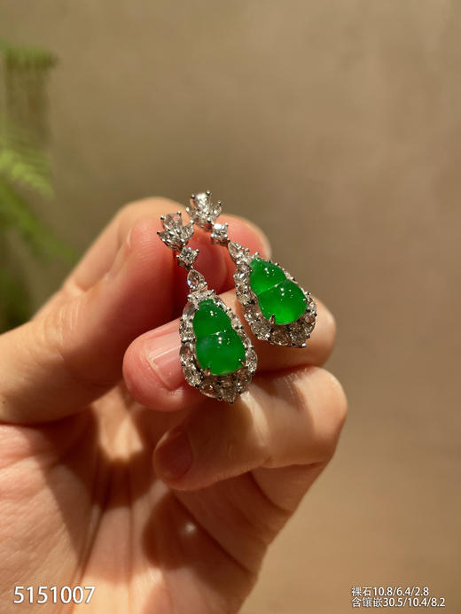 5151007，玻璃艳绿葫芦耳坠。具体价格微信咨询 商品图0