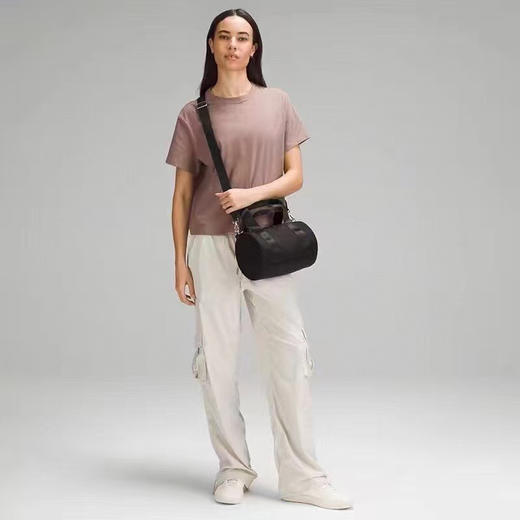 原单正品露露健身休闲桶包
三个色，尺寸25*16*16

原价800➕ 商品图2