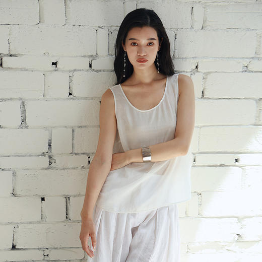 绽放旅行女装455朵/【黑白灰系列】桑蚕丝棉叠搭U型圆领轻薄背心 商品图1