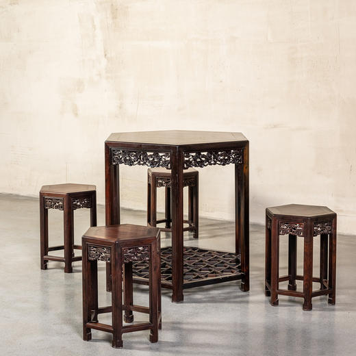 二十世纪	红木透雕灵芝纹六角桌成套（一桌四凳） 商品图0