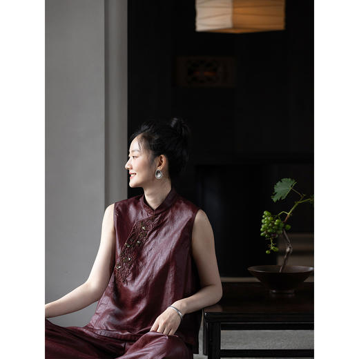 牧衣游原创 重磅28姆米龟裂纹香云纱立体手工刺绣马夹新中式 疏窗 商品图3