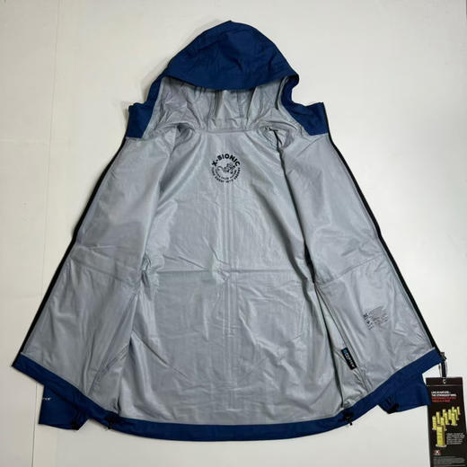 原单正品XB风语者轻量全压胶冲锋衣

黑色/蓝色 S-XL 绿色M-XXL

男女同款，轻量化全压胶，防晒衣舒适感，上身非常舒服，Pertex Shield面料防风防水 商品图9