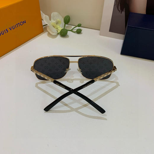 夏季特惠💰220 LV 路易威登 时尚潮流男蛤蟆框太阳镜  网红同款墨镜 ！出游必备遮阳镜 ps：图上镜面有贴保护膜 可撕掉 商品图5