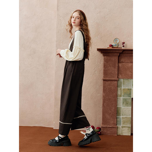 两三事 琥珀旧梦 2025秋季新款复古印花贴布绣阔腿背带连体裤女 商品图3