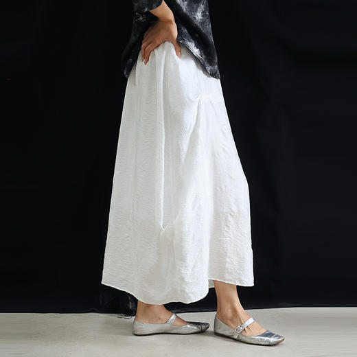 绽放444朵/【黑白灰系列·黑天鹅与白天鹅】莫代尔丝麻花苞半身裙 商品图1