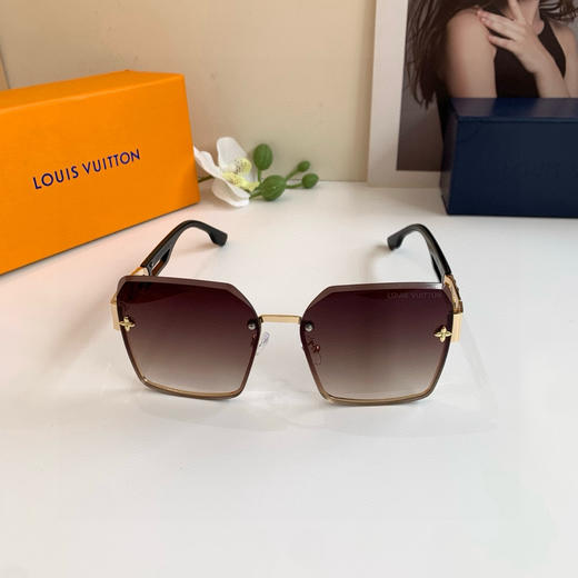 夏季特惠💰220 LV 路易威登金属方框男女太阳镜 户外遮阳墨镜 时尚百搭潮流眼镜！ 商品图3