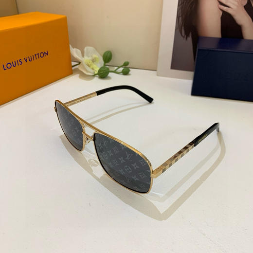 夏季特惠💰220 LV 路易威登 时尚潮流男蛤蟆框太阳镜  网红同款墨镜 ！出游必备遮阳镜 ps：图上镜面有贴保护膜 可撕掉 商品图1