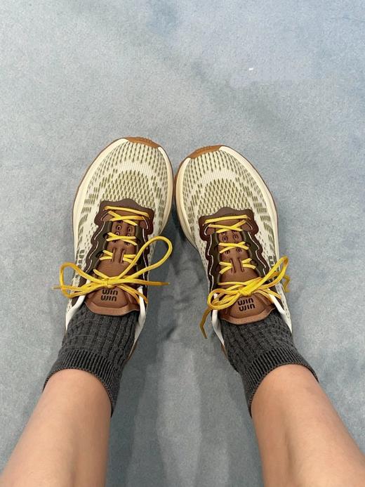 缪缪 在引领纤细的「薄底鞋」美学多年后，Miu Miu 悄然转向，上架了一款名为 Technical fabric sneakers 的厚底运动鞋（HC） 商品图2