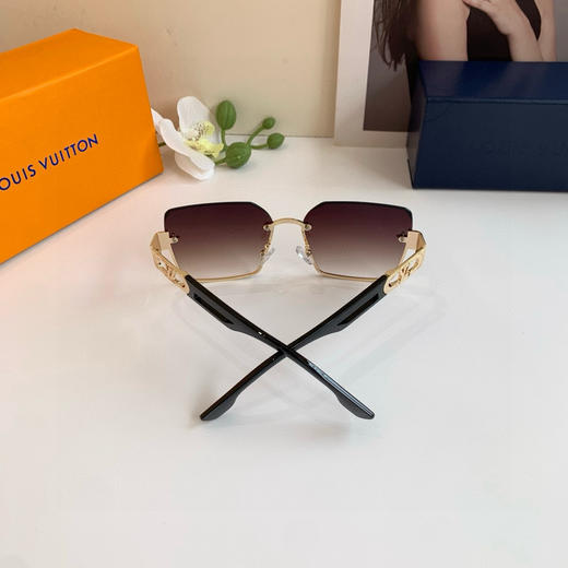 夏季特惠💰220 LV 路易威登金属方框男女太阳镜 户外遮阳墨镜 时尚百搭潮流眼镜！ 商品图4