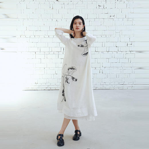 绽放527朵/【黑白灰系列】双支高密亚麻水墨感豌豆花长袖连衣裙女 商品图0