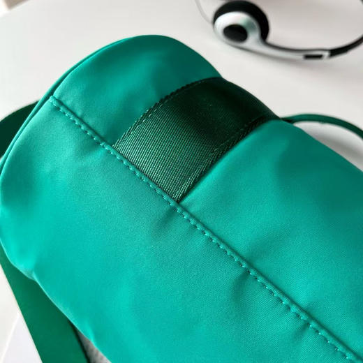 原单正品露露健身休闲桶包
三个色，尺寸25*16*16

原价800➕ 商品图11