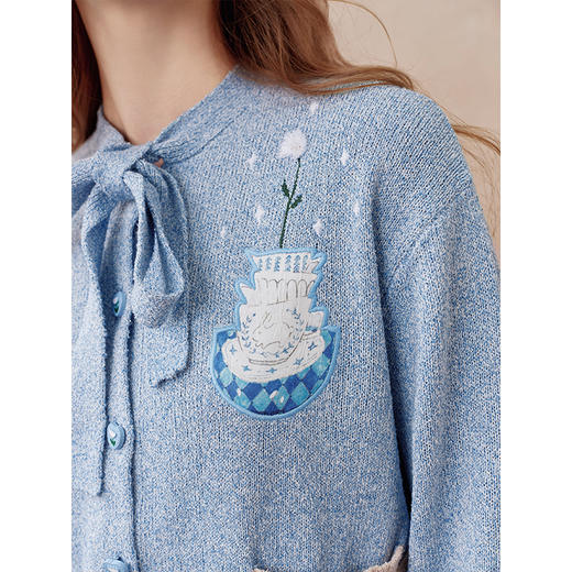 两三事绒兔织诗2025秋季新款复古贴布绣咖啡杯口袋绑带针织开衫女 商品图3