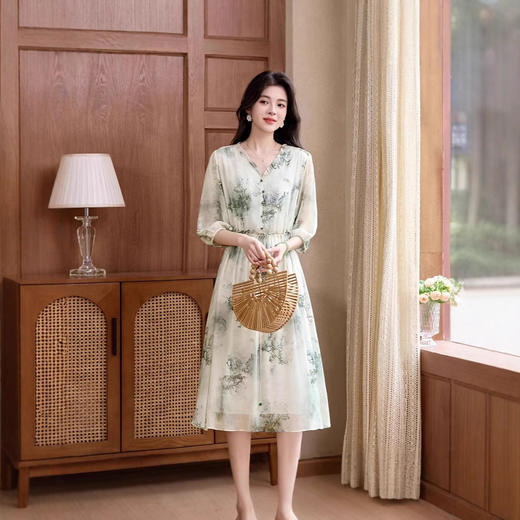 ASE真丝短袖连衣裙女夏季2025新款轻奢桑蚕丝v领法式水墨印花气质裙 商品图2