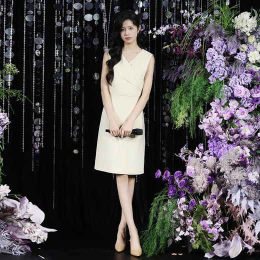 IWY/温柔专业风米白色无袖连衣裙V领显瘦收腰A字裙摆 职场气质穿搭告别同质化Q15206 商品图0