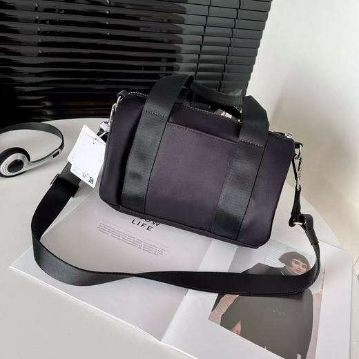 原单正品露露健身休闲桶包
三个色，尺寸25*16*16

原价800➕ 商品图7