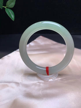 620537，54冰晴底圆条，冰晴底色，一截颜更深些 干净冰润， 很秀气