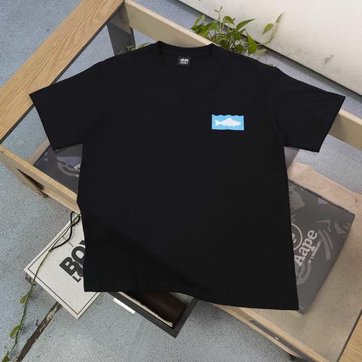 点此购买 斯图西小鱼图案logo字母印花休闲男女情侣宽松短袖T恤 LL 324615 商品图2