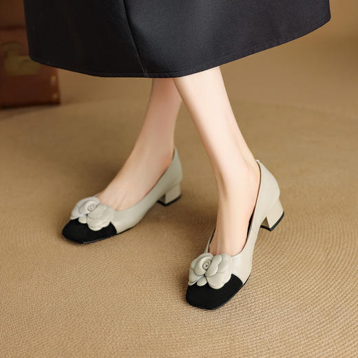 【预售5天】新款四季女鞋羊皮方头拼色花朵通勤一脚蹬中粗跟浅口单鞋NJMK&K1688 商品图0