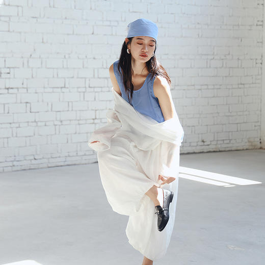 绽放旅行女装455朵/【黑白灰系列】桑蚕丝棉叠搭U型圆领轻薄背心 商品图4