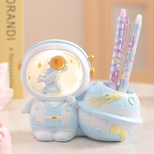 【童趣可爱，创意礼品~】儿童实用笔筒小夜灯 家居卧室卡通太空人树脂摆件 送礼学生生日礼物-QA 商品图1