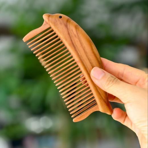 【预售3天发货】【买2件减5元】【桃木非遗-桃木梳】 带柄桃木梳/海豚桃木梳 质感满满 100%纯桃木 带收纳布袋 顺丰发货 商品图1