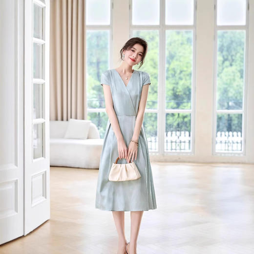 ASE时尚优雅V领连衣裙女2025年夏季新款韩版修身拼接纯色简约真丝裙 商品图0