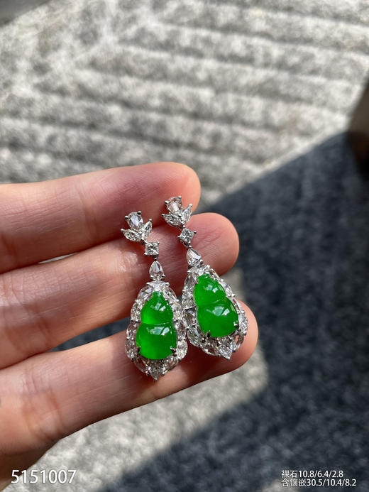 5151007，玻璃艳绿葫芦耳坠。具体价格微信咨询 商品图3