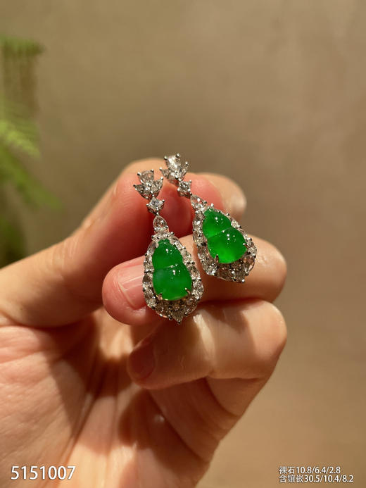 5151007，玻璃艳绿葫芦耳坠。具体价格微信咨询 商品图2