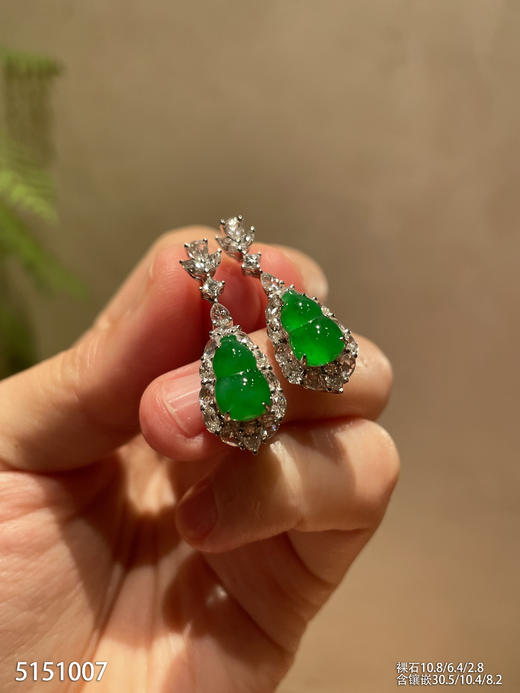 5151007，玻璃艳绿葫芦耳坠。具体价格微信咨询 商品图1