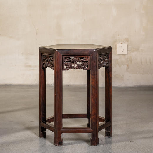 二十世纪	红木透雕灵芝纹六角桌成套（一桌四凳） 商品图3