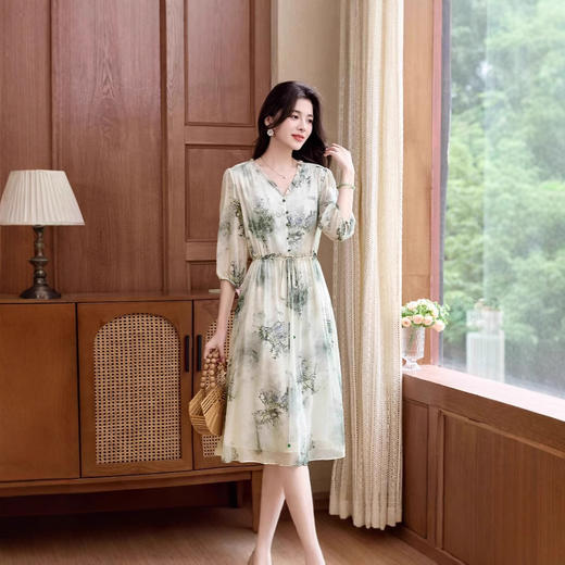 ASE真丝短袖连衣裙女夏季2025新款轻奢桑蚕丝v领法式水墨印花气质裙 商品图3